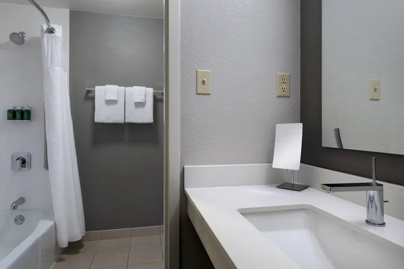 Courtyard Lincroft Red Bank
