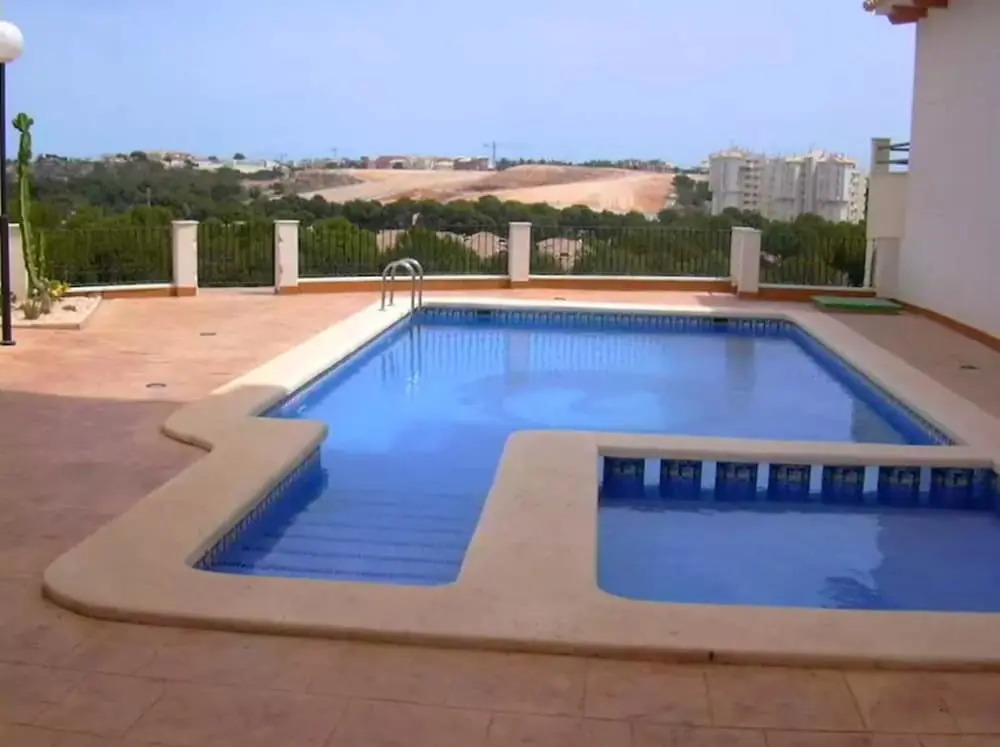 House With 4 Bedrooms in Orihuela, With Pool Access and Enclosed Garde