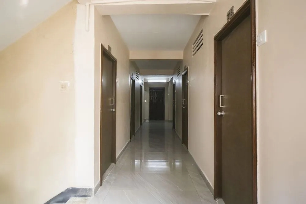 OYO 61379 Golden Cafe Boarding & Lodging