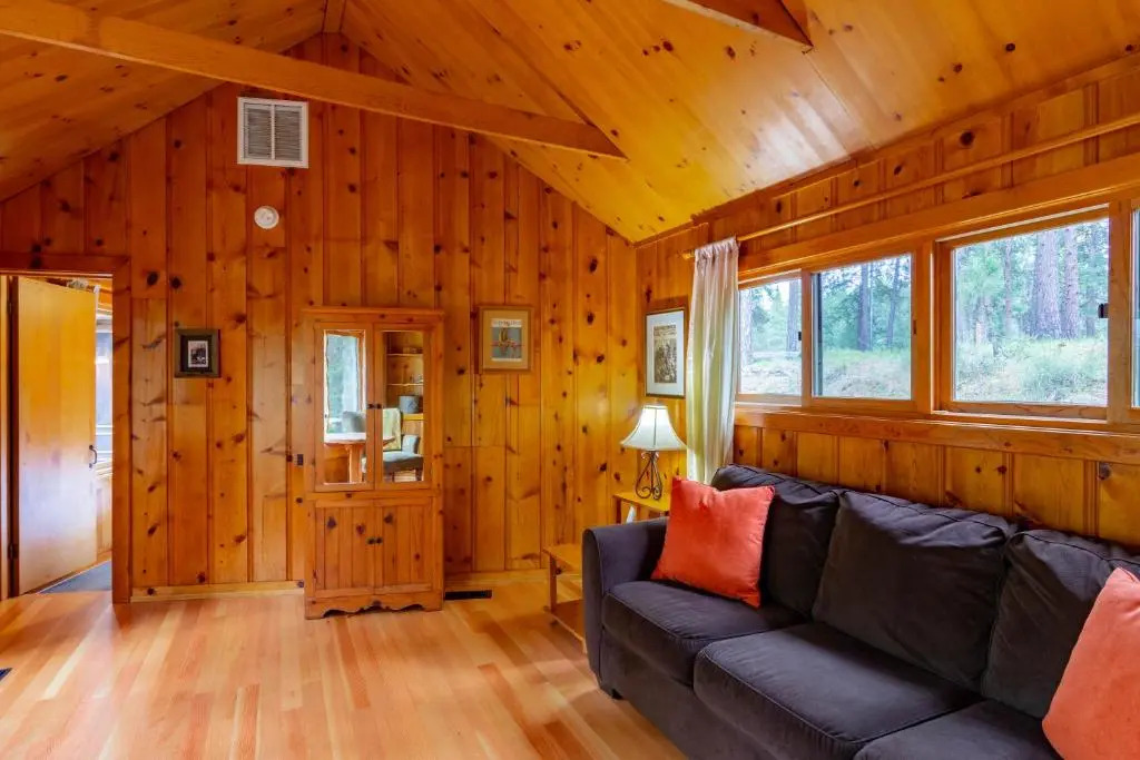 Lake Creek Lodge