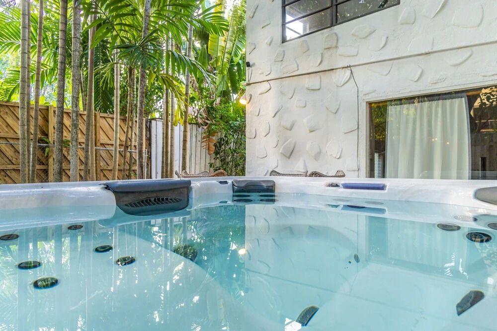 Modern & Fashionable Apartment w/Pool and Garden