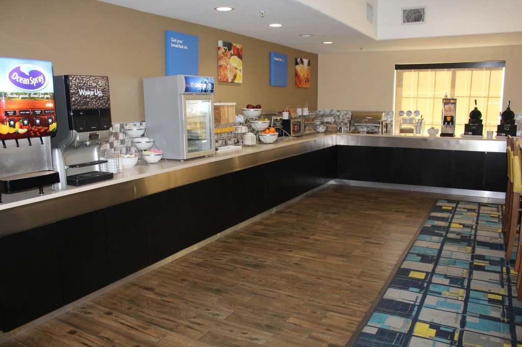 Comfort Inn & Suites Near Six Flags & Medical Center