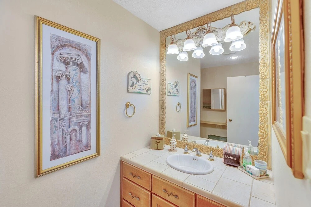 Relax At The Retreat On 62nd Street 2 Bedroom Apts by Redawning