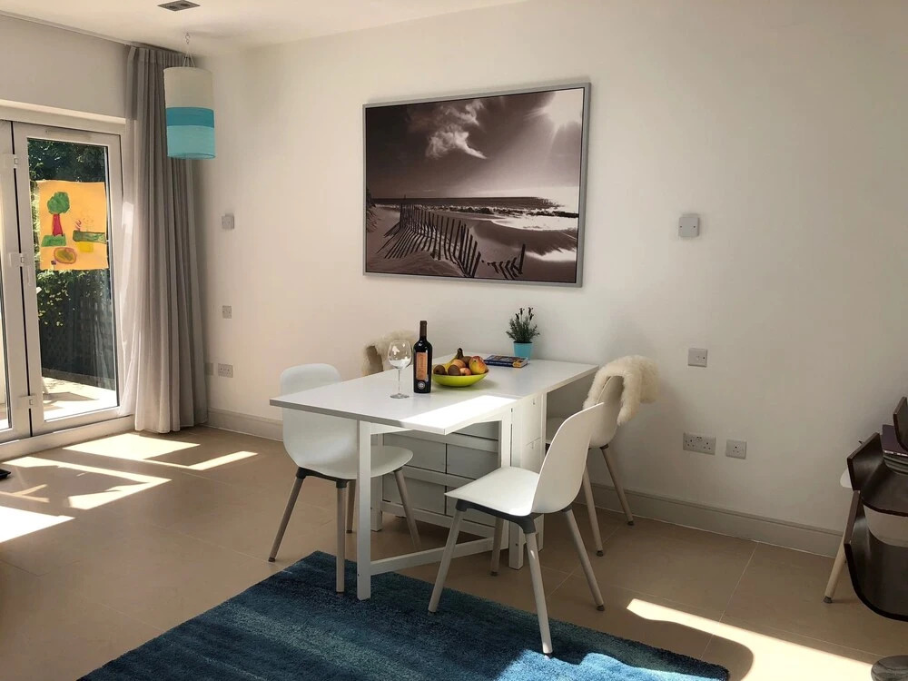 The Spacious Fitzjohn’s Road Apartment - RKC
