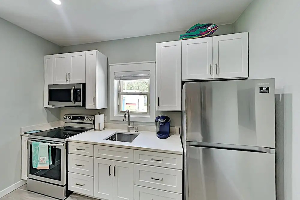 Walk To Beach! Modern Getaway With New Full Kitchen - 2 Bedroom Apts