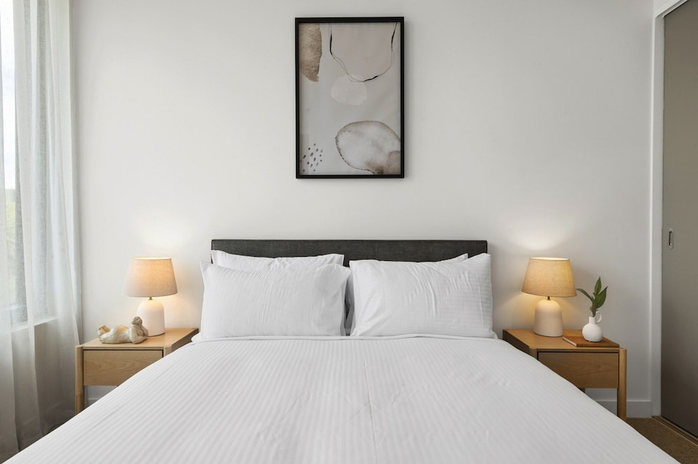 Brand New Apartment in Albert Park With Pool & Gym