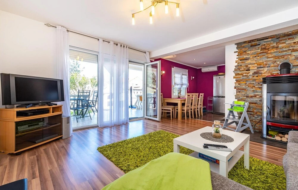 Awesome Apartment in Karin Gornji With Wifi and 2 Bedrooms