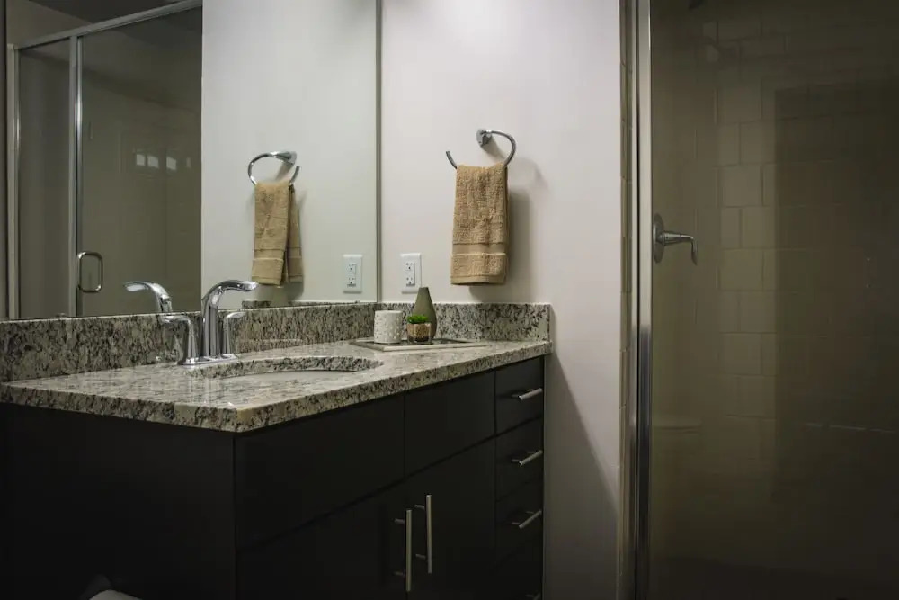 1 Bedroom and 2 Bedroom Uptown Apartments with City Views by Frontdesk
