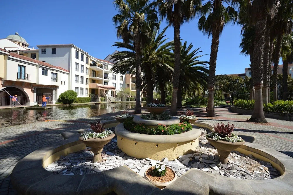 Island Club Hotel & Apartments