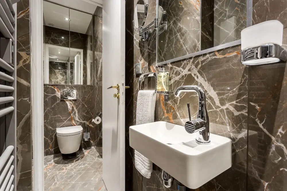 Luxury 4 Bedroom 3 Bathroom Louvre - AC