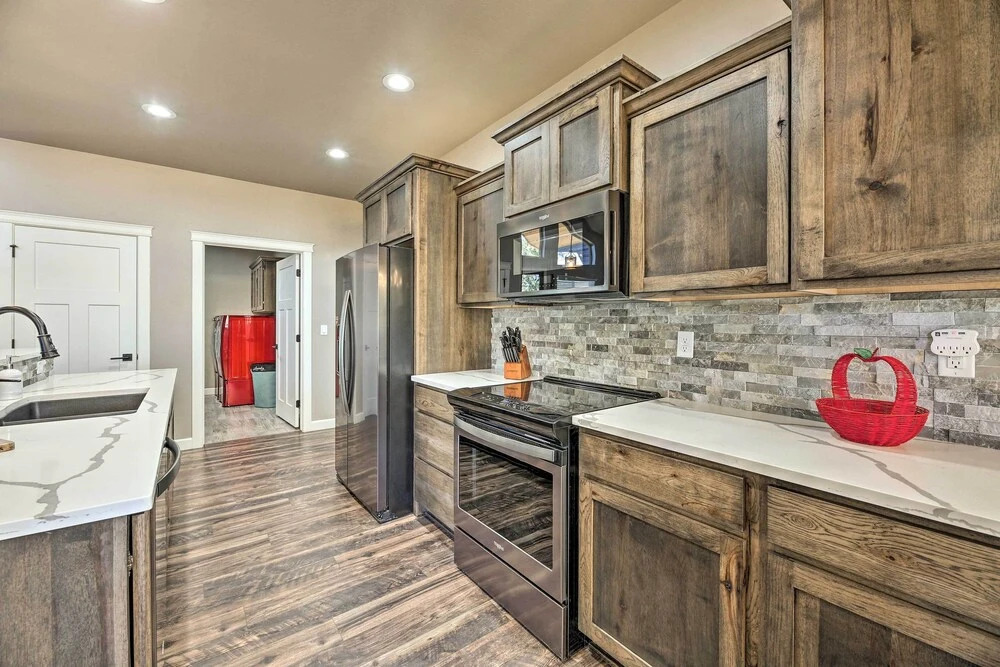 Hot Tub & Ponderosa Views! Luxe Cabin in Lakeside