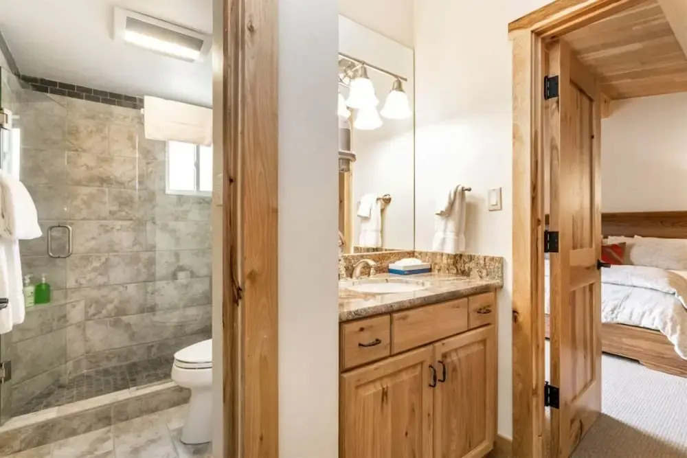 Spacious 3 Bedroom Condo In Lionshead Village - 100 Yards To Lift, Pool, Hot Tub