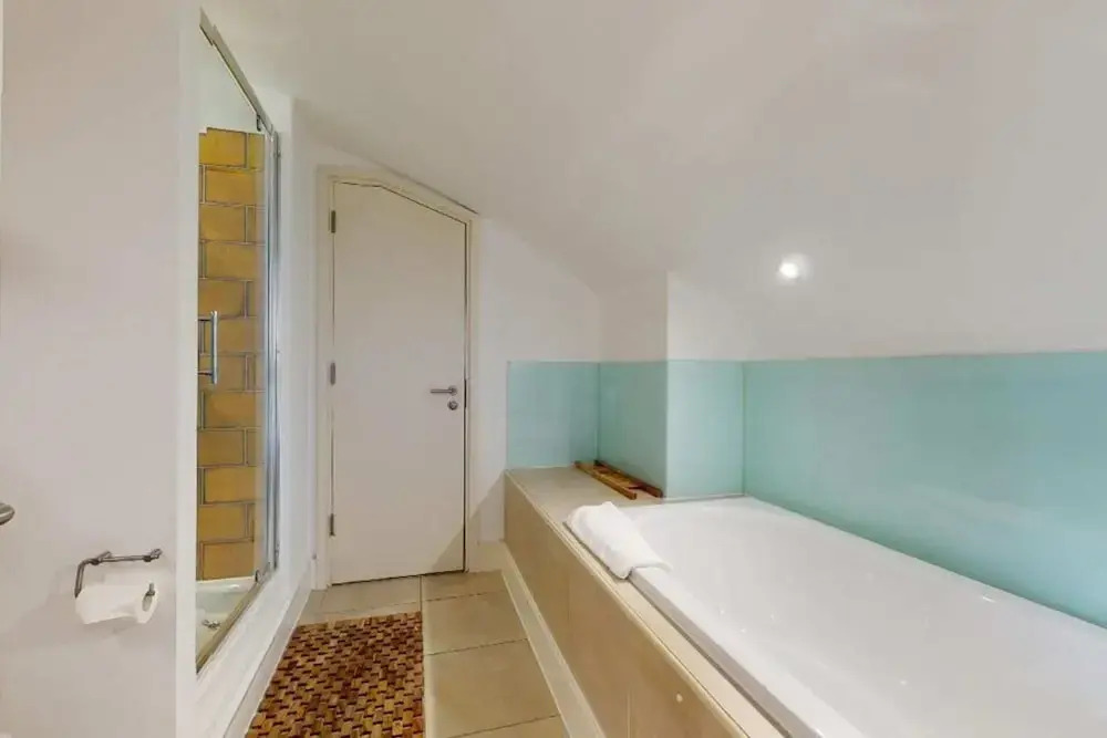 Short let - Penthouse Apartment With West-facing Terrace
