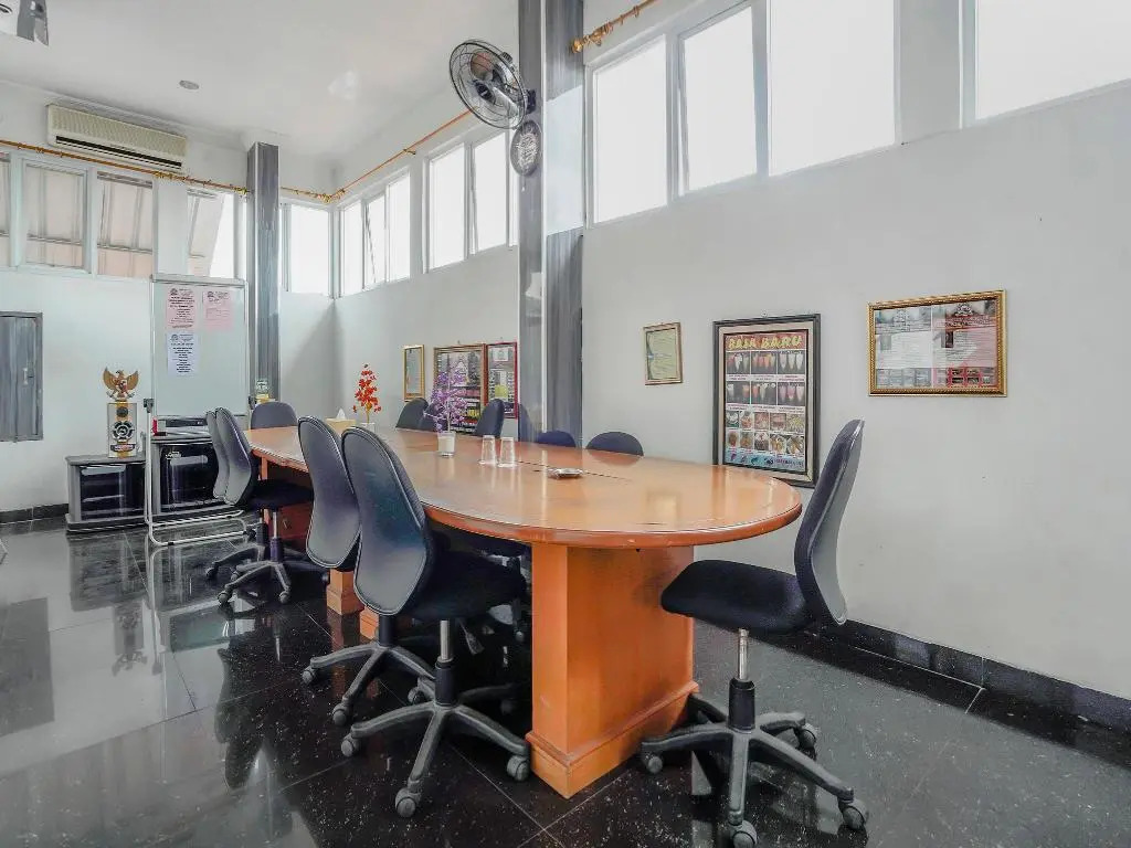 OYO 90064 Hotel Salon Fora & Cafe