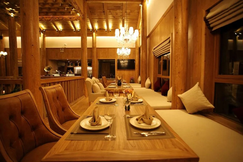 Shangri-La Ganden Manor Hotel by Floral Lux