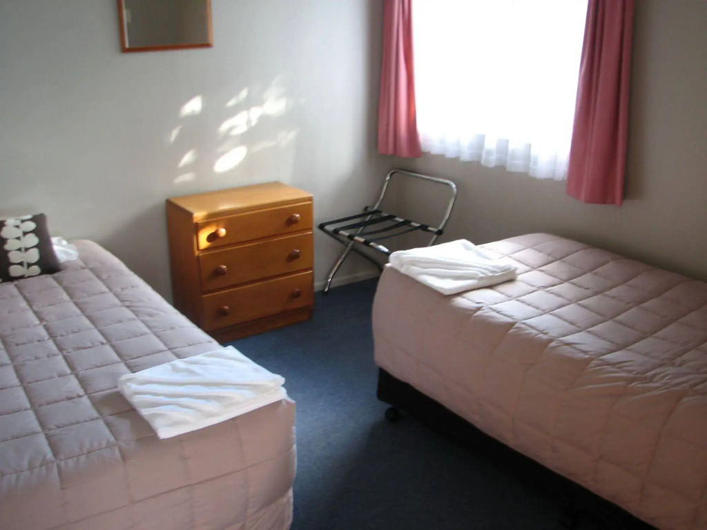 Cobblestone Court Motel - Wenzel Motels