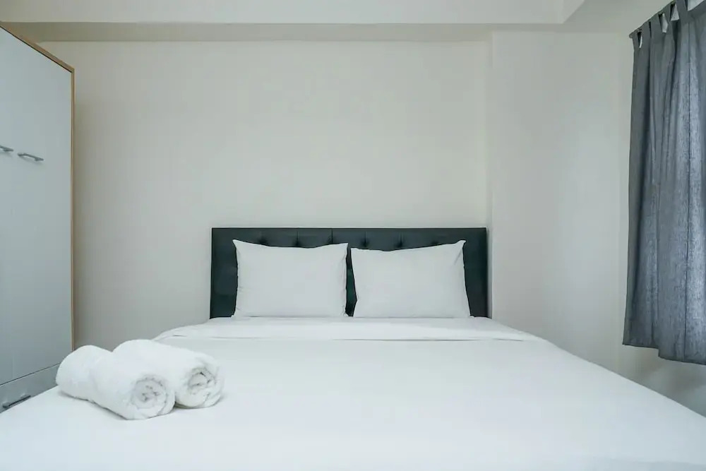 Best Spacious Studio Belmont Residence Puri Apartment