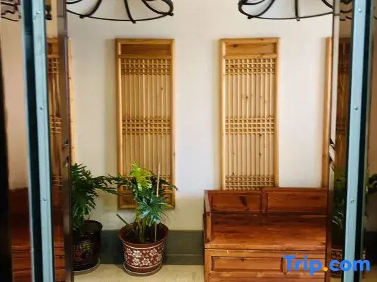 Yuzhong Qiyue Eco Hotel