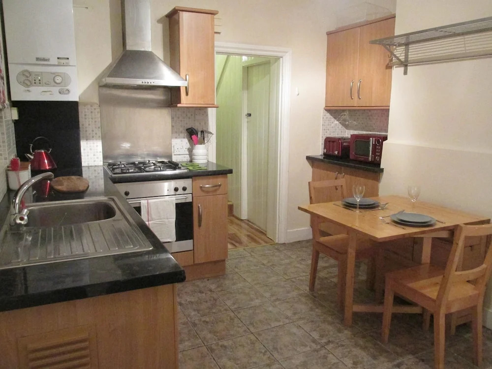 The Quiet & Cosy Fulham Reach Crib