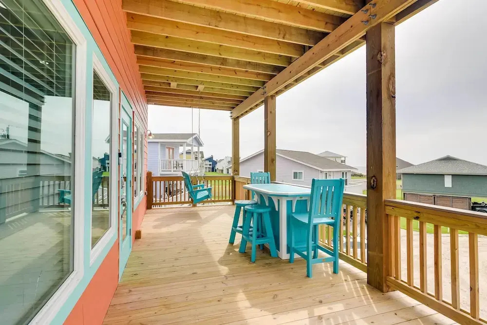 Steps to Coast! Beach Home w/ 2 Decks in Galveston
