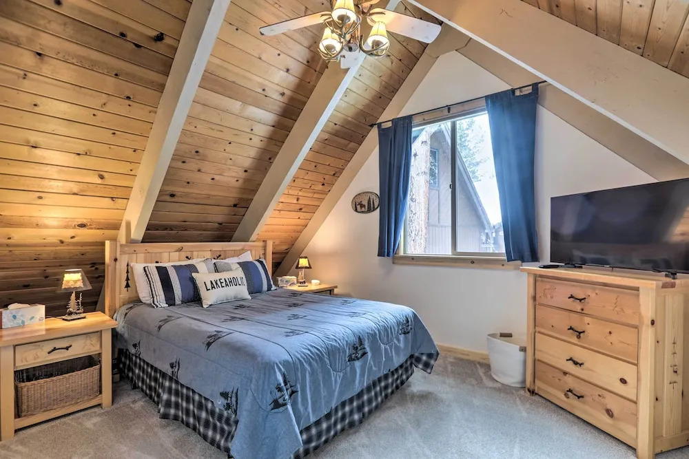 3 Mi to Lake Tahoe: Quiet Incline Village Cabin