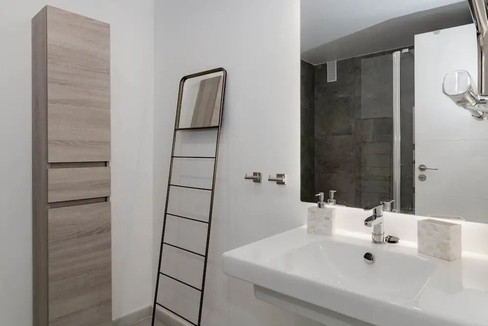 IVY- Fantastic 3 bedroom apt with private garden