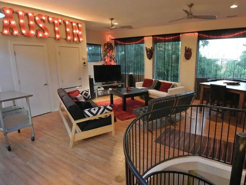 3BR 2BA Rooftop Deck East Downtown by RedAwning