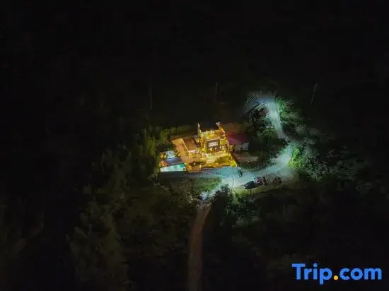 Tonglu Yishijian Homestay (Huxiao Gorge Rafting)