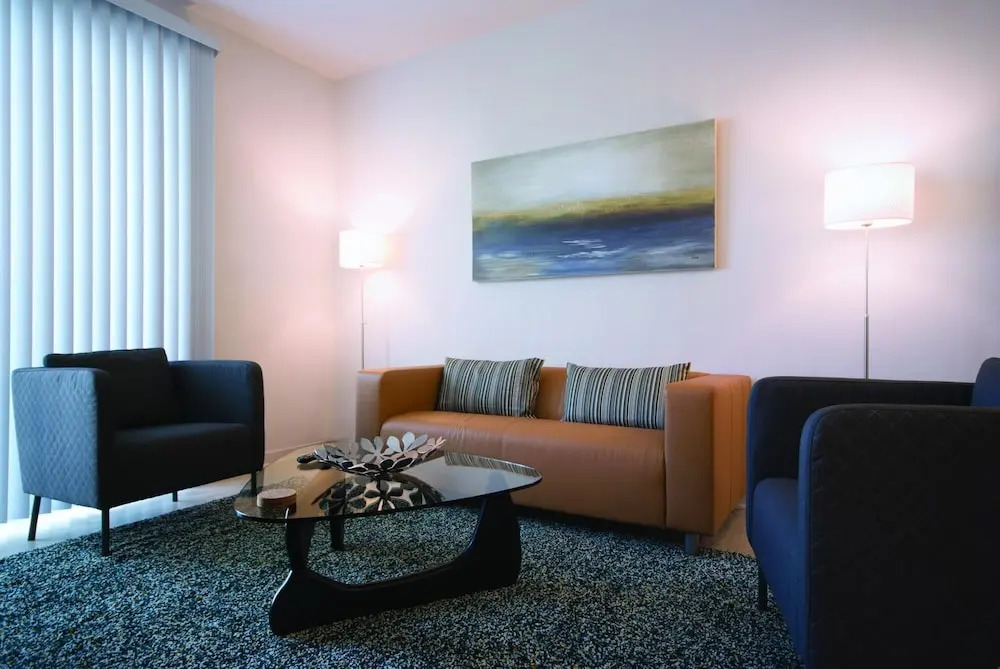S1bf Rare Find - Bright and Modern 1-br w Free Parking