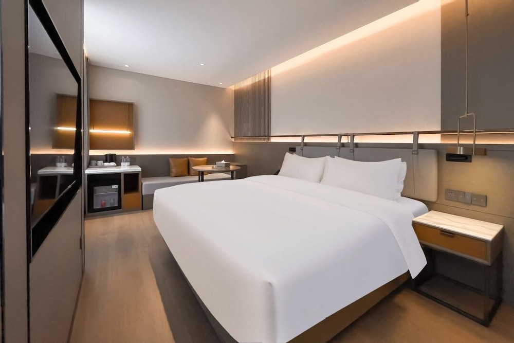 World Hotel (Jinan CBD Dingjiazhuang Subway Station)