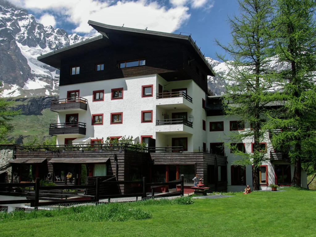 Contemporary Apartment in Breuil-Cervinia near Ski Area