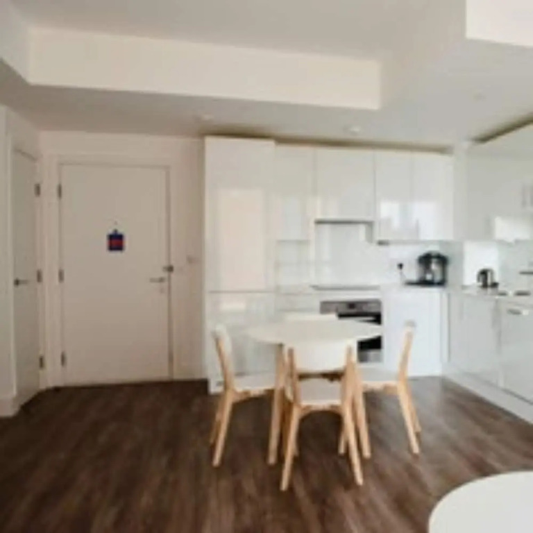 Spacious Flat In London Zone 2 With River Views
