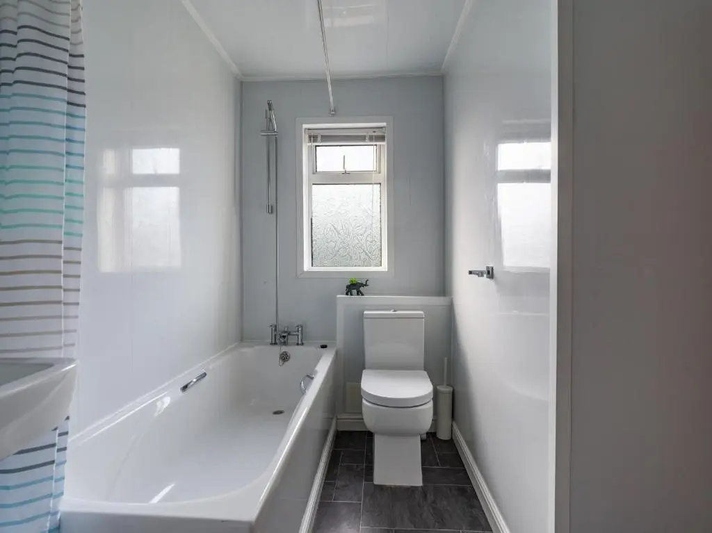 Chestnut House - Sleeps 4 - Pet friendly - Parking