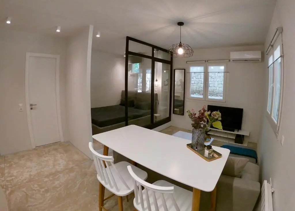 Renovated apartment in Kifissia Center near Metro G25