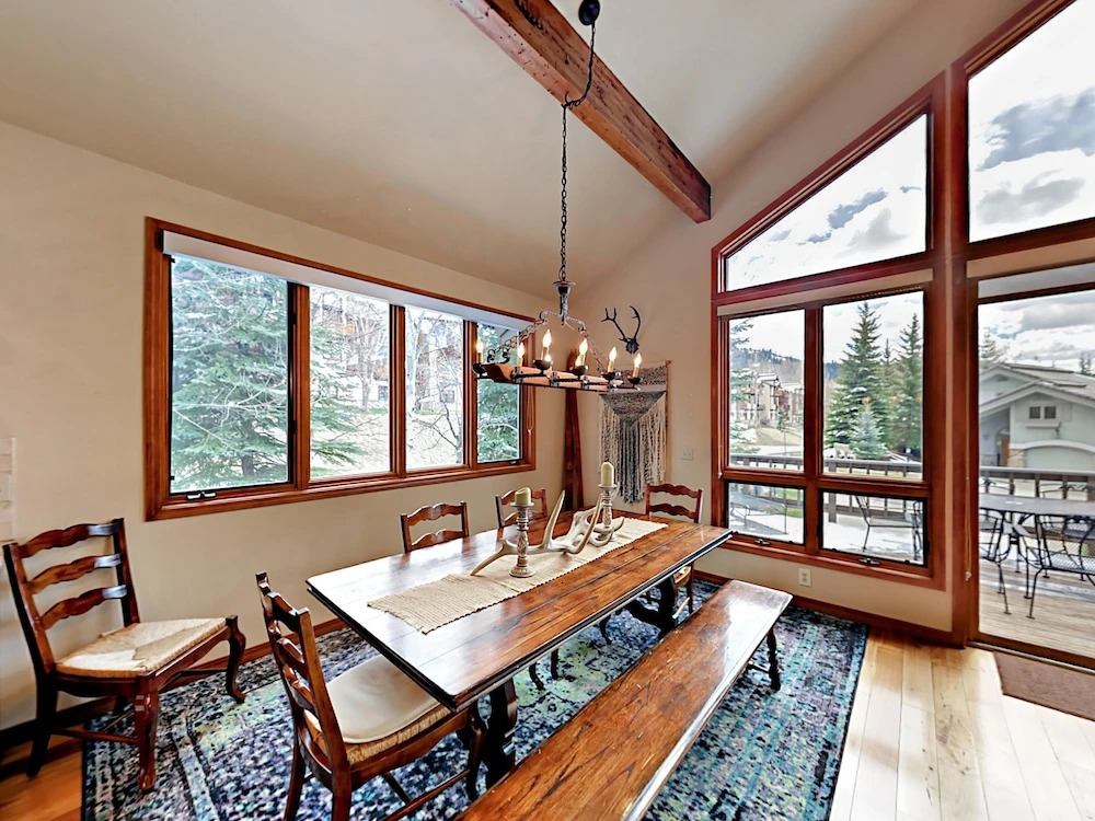 Window-lined  With Hot Tub 4 Bedroom Home