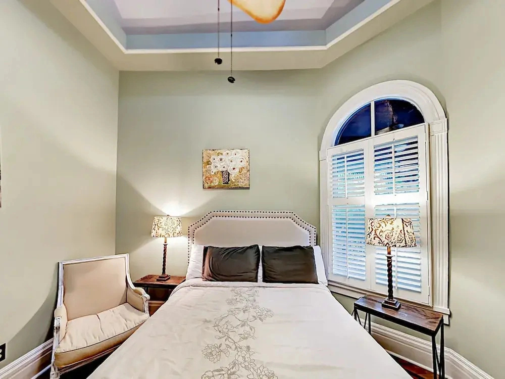 3Br Gorgeous Victorian House by RedAwning