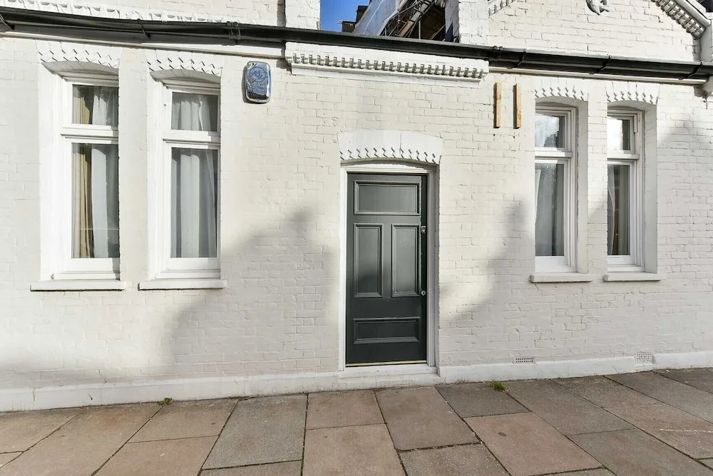 NEW Sleek and Smart 2BD Flat in Fulham/Chelsea