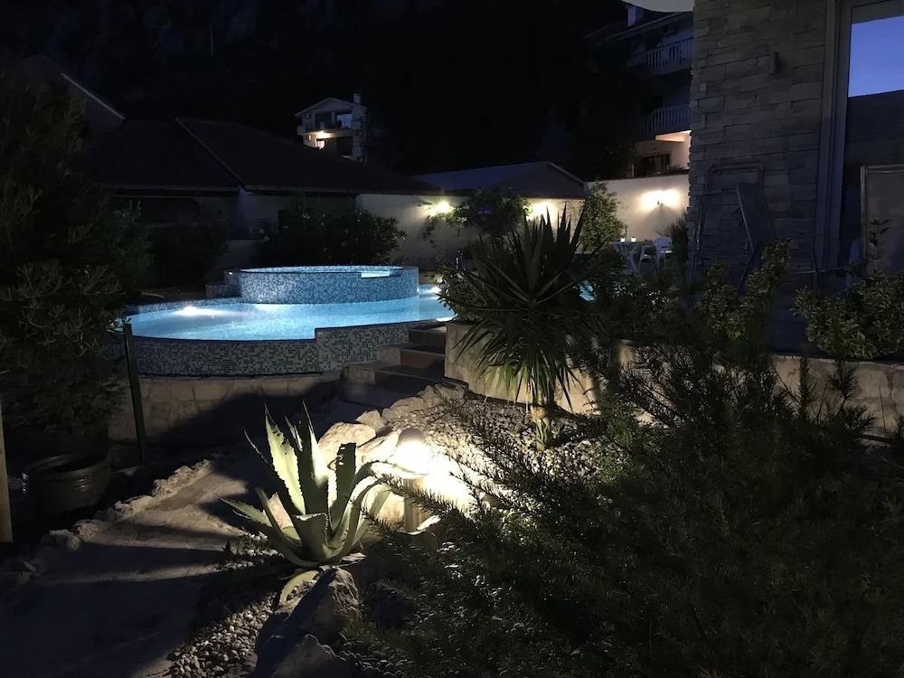 2 Beds, Fjord Panorama and Pool in Dobrota