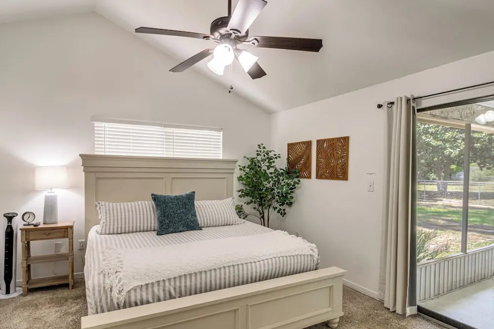 Navarre Home w/ Game Area + Screened-in Porch