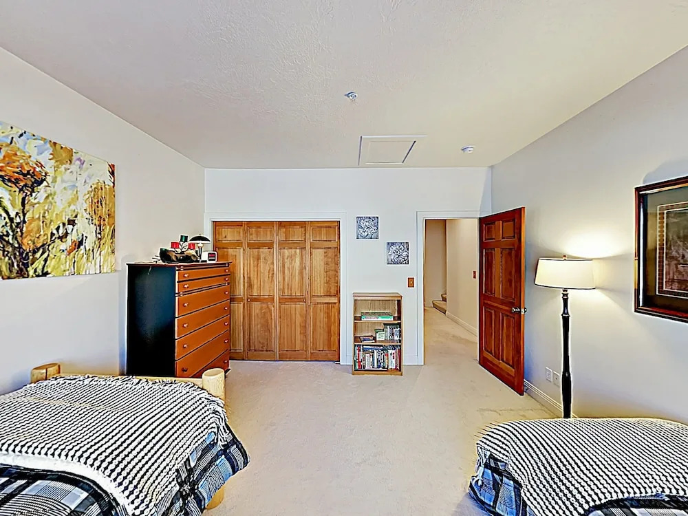 Alpine Haven W/ Private Hot Tub: Near Resorts 3 Bedroom Townhouse