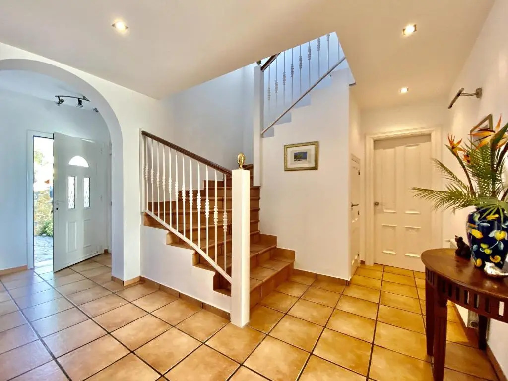 Villa Montserrat 4bedroom with sea and mountain views & air-conditioning & private swimming pool