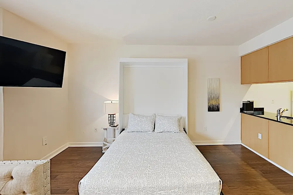New Listing! 2-unit Palencia City Center 3 Bedroom Townhouse