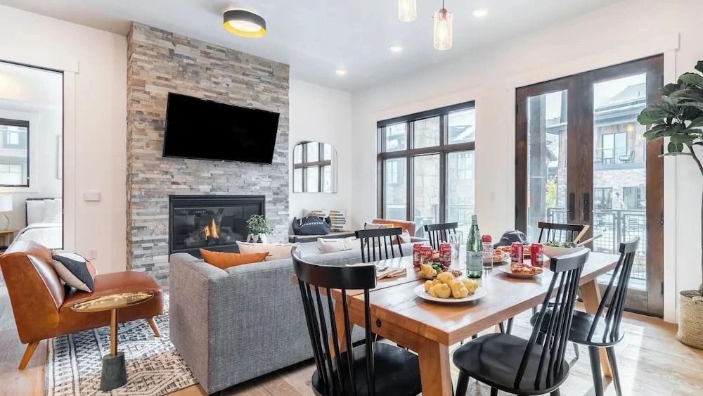 Kokopelli and Kestrel by Avantstay 2 Moderm Condos + Community Pool + Fireplace + Walk to Park City Lifts