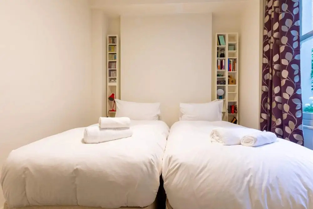 Elegant 2BD Flat 5 Mins to Kensington Gardens!