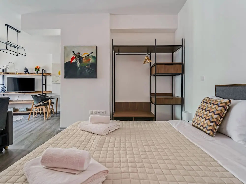 Sanders Center - Lovely Studio Apartment