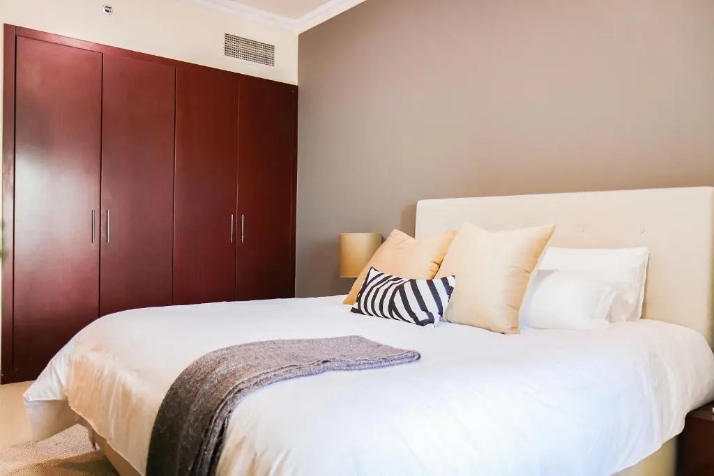 Signature Holiday Homes - Newly Furnished 1 BHK in Time Place Tower, Dubai Marina