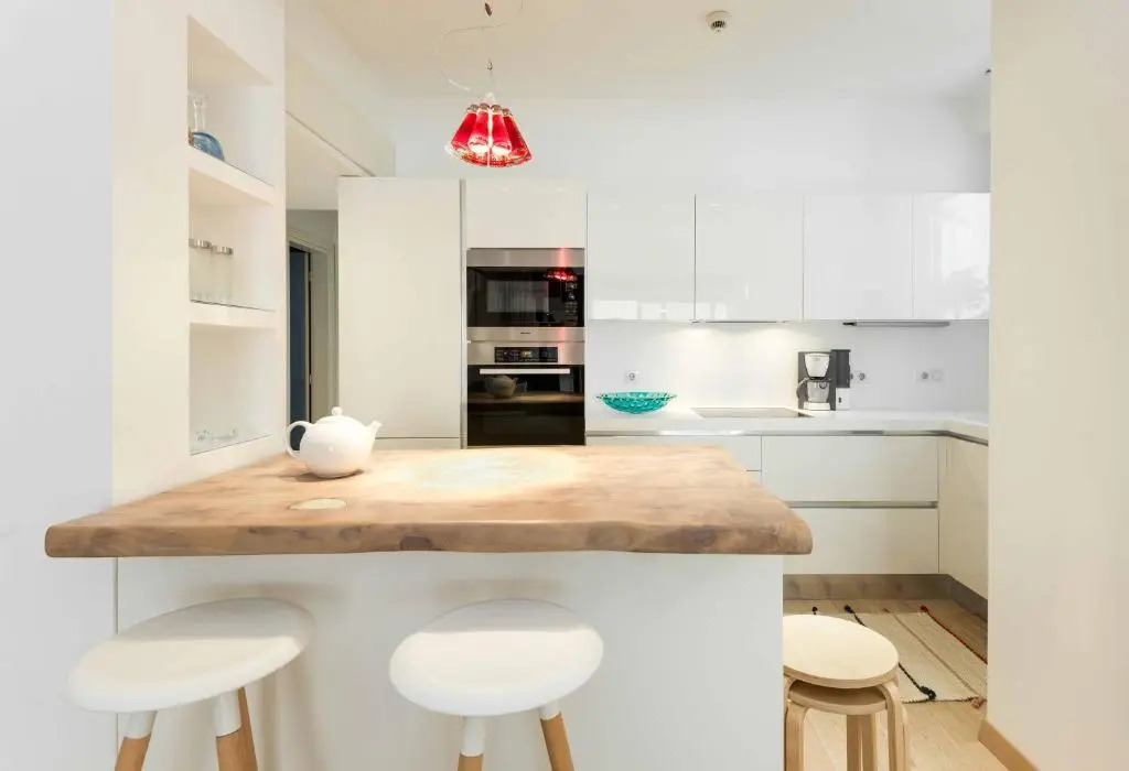 Brand new stylish 3 bdrm apartment with terrace