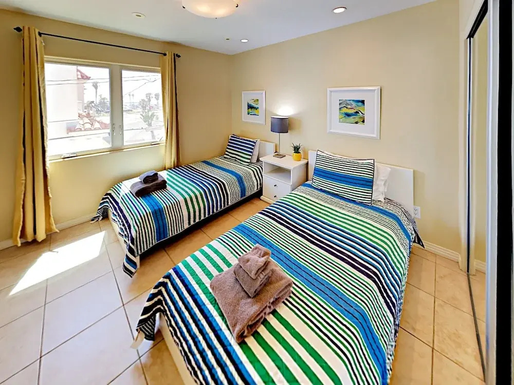 3br W/ Garage & Rooftop Deck - 1 Block To Beach 3 Bedroom Townhouse
