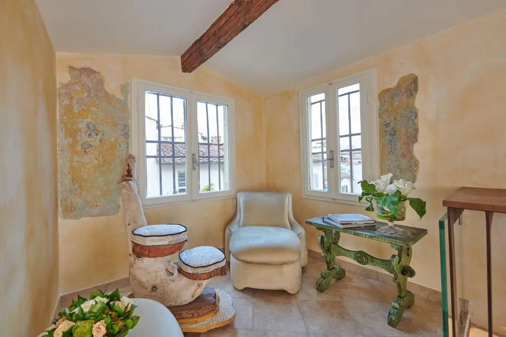 Leoni Suite by Mmega