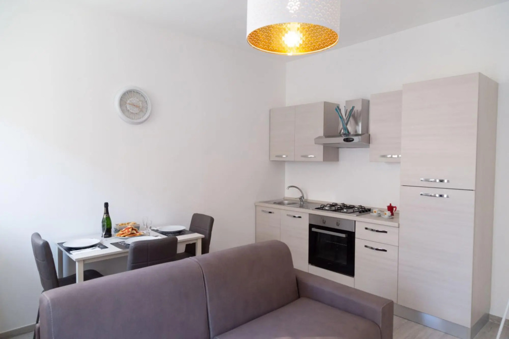 6 persons, 1 bathroom, suitable for families, central location, private balcony-Casa Martina by Home080